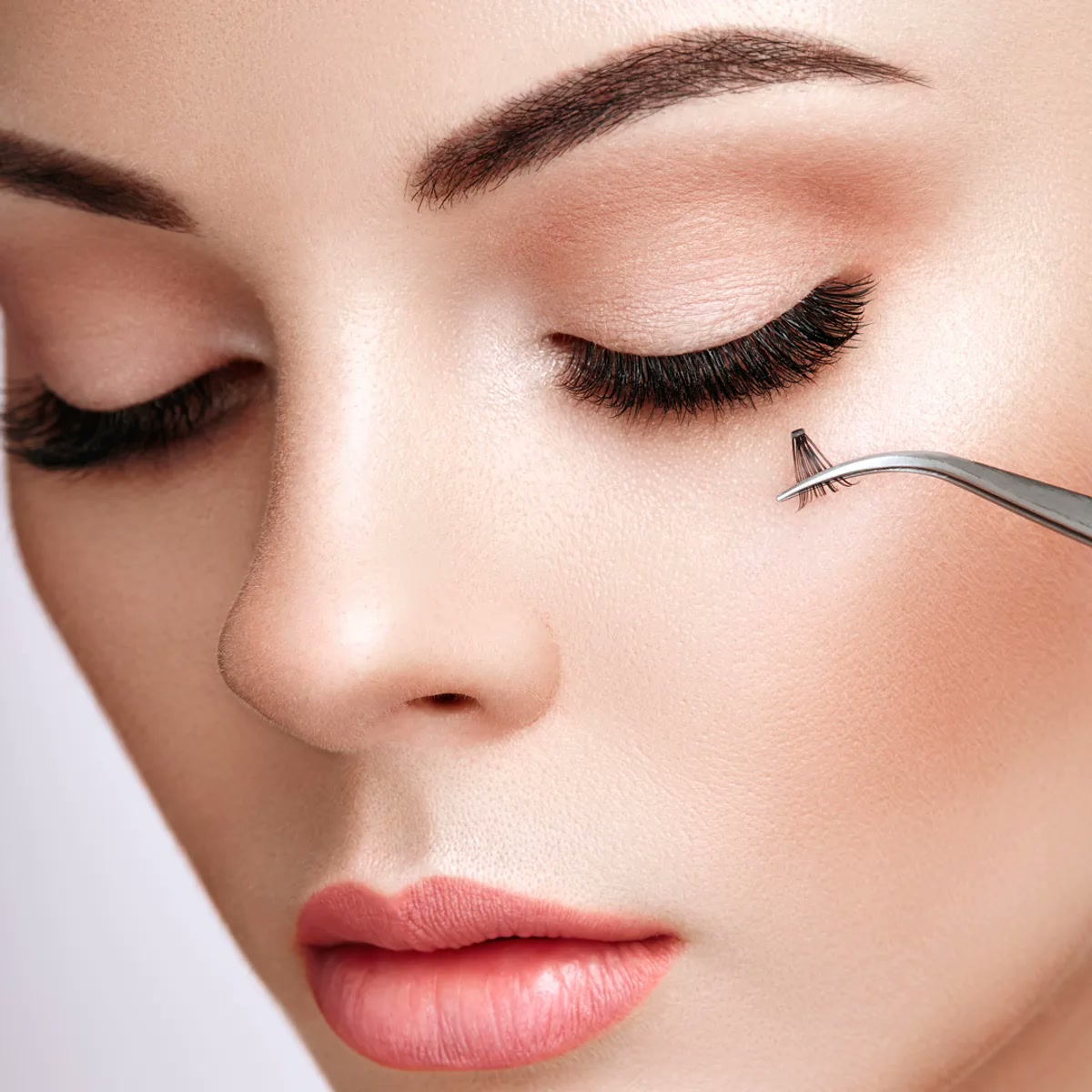 Mirada con extensiones de pestañas de volumen ruso — Mírame Academy